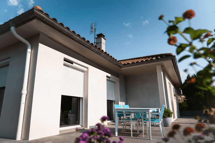 Solar rolluiken witte villa